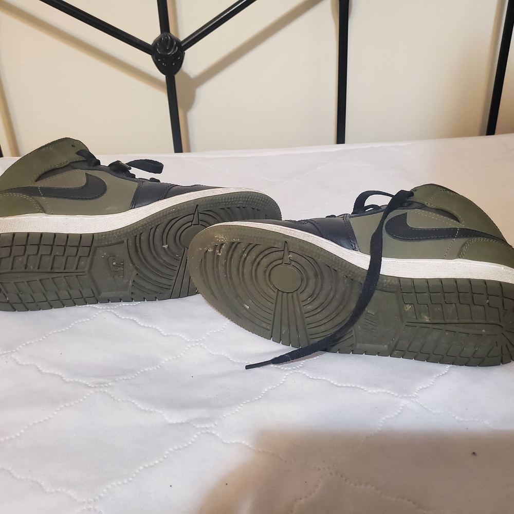 Nike Women's Sneakers in Black and Olive - Picture 3 of 4